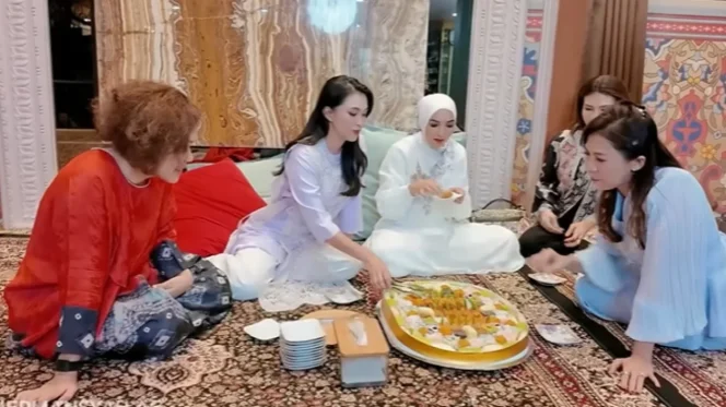 
					Lupa Jabatannya demi Risol? Intip Momen Lucu Kedekatan Sherly Tjoanda dan Ashanty di Cinere