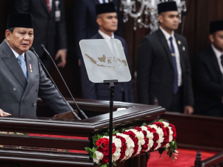 Presiden Prabowo Subianto saat menyampaikan pidato resmi mengenai kondisi fiskal negara dan kebijakan ekonomi makro di Ruang Rapat Paripurna, Gedung DPR RI, Senayan, Jakarta. (Foto: Ilustrasi buatan AI 'Gemini AI