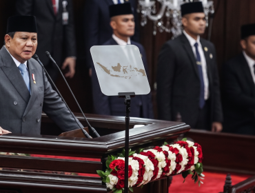 Presiden Prabowo Subianto saat menyampaikan pidato resmi mengenai kondisi fiskal negara dan kebijakan ekonomi makro di Ruang Rapat Paripurna, Gedung DPR RI, Senayan, Jakarta. (Foto: Ilustrasi buatan AI 'Gemini AI