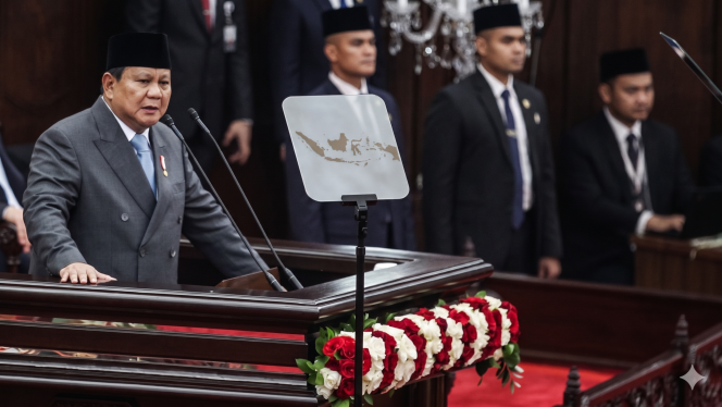 
					Presiden Prabowo Subianto saat menyampaikan pidato resmi mengenai kondisi fiskal negara dan kebijakan ekonomi makro di Ruang Rapat Paripurna, Gedung DPR RI, Senayan, Jakarta. (Foto: Ilustrasi buatan AI 'Gemini AI