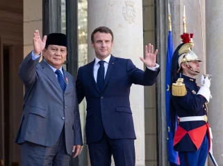Menteri Pertahanan RI Prabowo Subianto dan Presiden Prancis Emmanuel Macron melambai bersama di depan Istana Élysée selama kunjungan resmi ke Paris. (Foto: instagram.com/kemensetneg.ri)