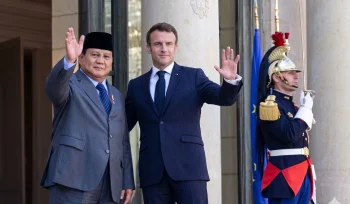 Menteri Pertahanan RI Prabowo Subianto dan Presiden Prancis Emmanuel Macron melambai bersama di depan Istana Élysée selama kunjungan resmi ke Paris.