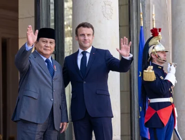 Menteri Pertahanan RI Prabowo Subianto dan Presiden Prancis Emmanuel Macron melambai bersama di depan Istana Élysée selama kunjungan resmi ke Paris. (Foto: instagram.com/kemensetneg.ri)