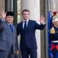 Menteri Pertahanan RI Prabowo Subianto dan Presiden Prancis Emmanuel Macron melambai bersama di depan Istana Élysée selama kunjungan resmi ke Paris.