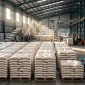 Gunungan karung beras di gudang modern simbol ketahanan pangan nasional.
