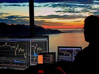 Ilustrasi pergerakan grafik saham yang menukik tajam, mencerminkan fenomena dividend trap dan aksi pelepasan saham oleh dana besar (smart money). (Foto: Pixabay)