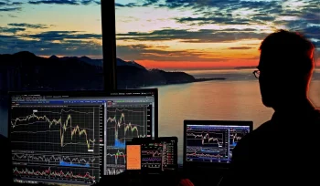 Ilustrasi pergerakan grafik saham yang menukik tajam, mencerminkan fenomena dividend trap dan aksi pelepasan saham oleh dana besar (smart money). (Foto: Pixabay)