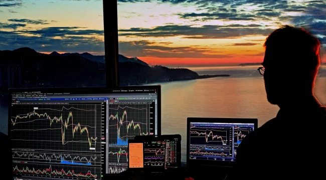 Ilustrasi pergerakan grafik saham yang menukik tajam, mencerminkan fenomena dividend trap dan aksi pelepasan saham oleh dana besar (smart money). (Foto: Pixabay)