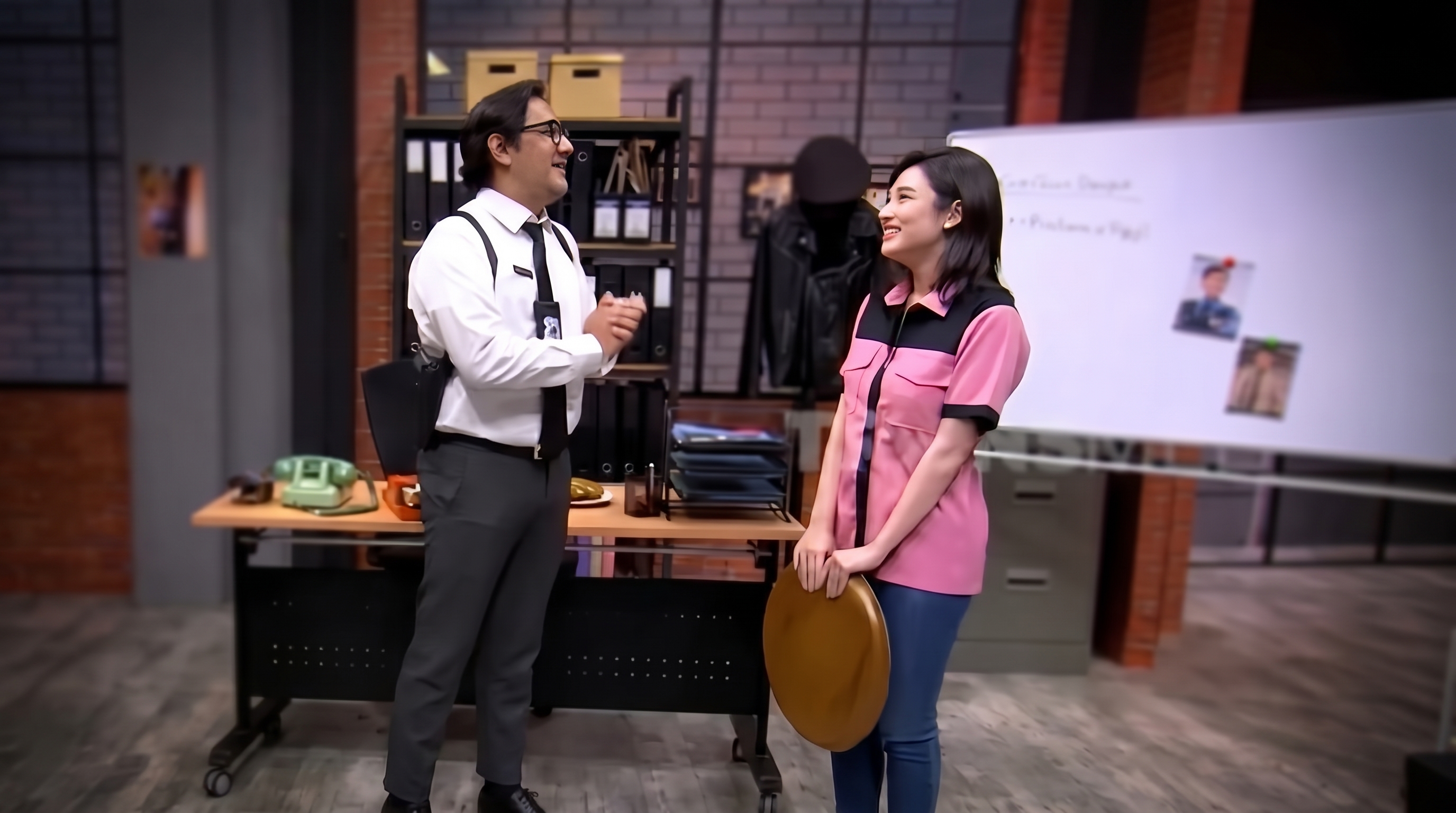 Andre Taulany dan Amanda Rigby saat tampil bersama dalam salah satu program acara televisi. (SC: YouTube / Trans7 / Tangkapan Layar)