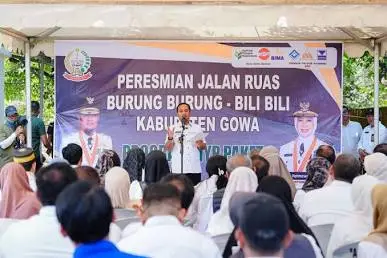 Gubernur Sulawesi Selatan Andi Sudirman Sulaiman saat memberikan sambutan dalam peresmian ruas jalan Burung-Burung–Bili-Bili di Kabupaten Gowa.

Sumber (Source): Dok. Pemerintah Provinsi Sulawesi Selatan (Pemprov Sulsel).